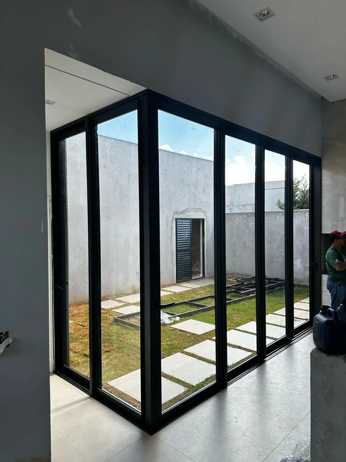 Ambiente envidraçado com esquadrias de alumínio executado pela DouraVidros