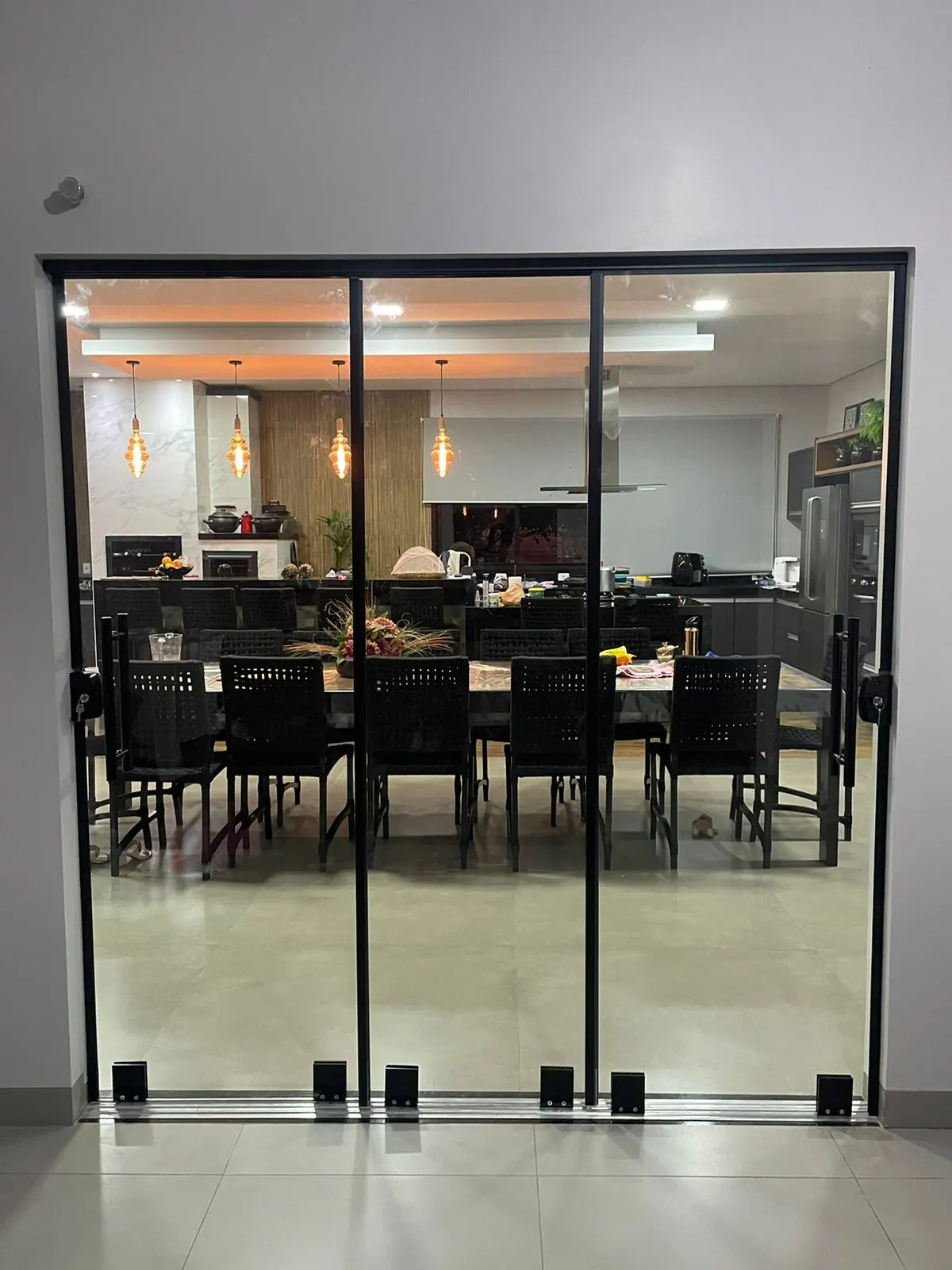 Portas de correr de vidro e alumínio em área gourmet