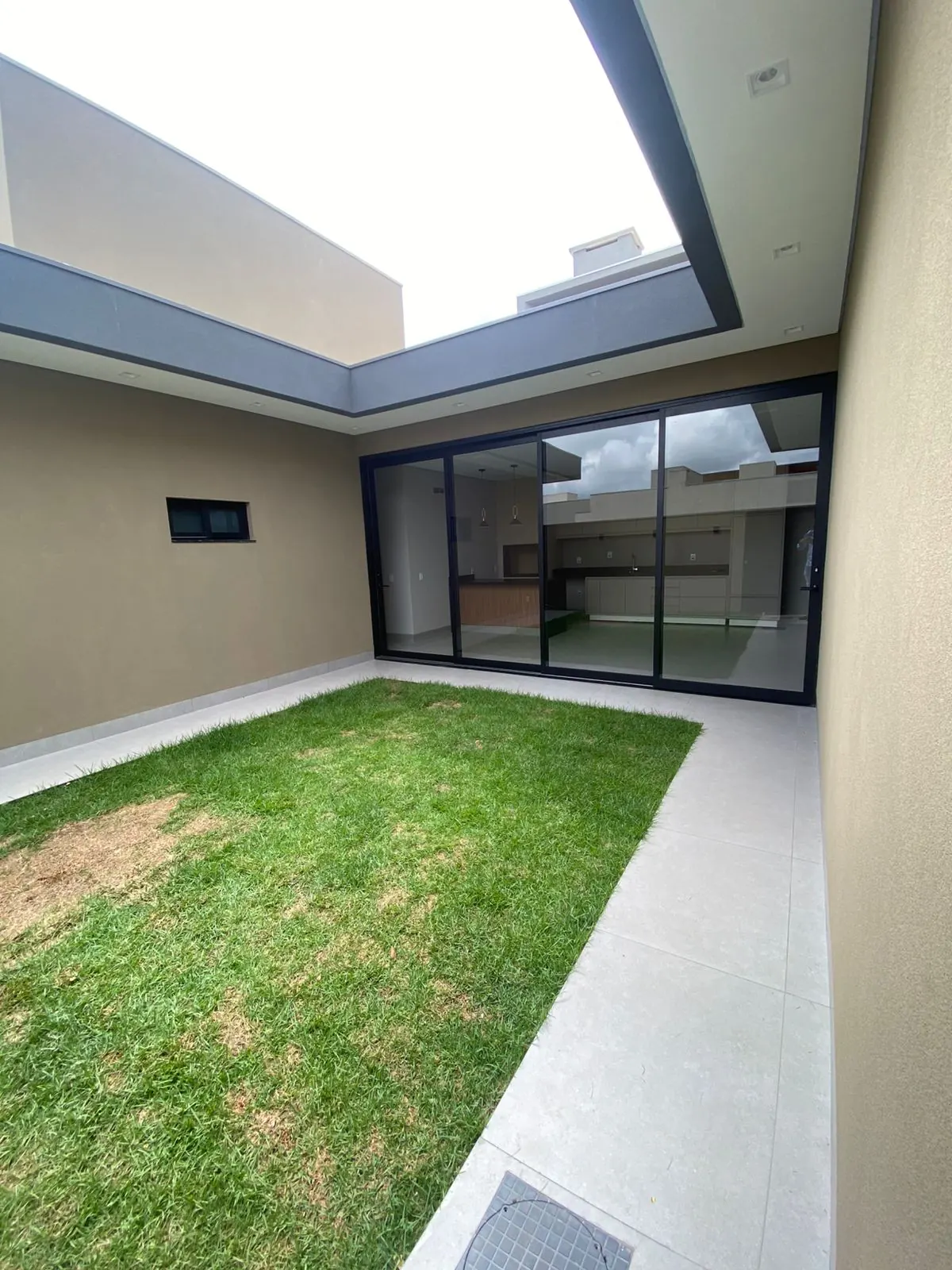 Detalhe de esquadria de alumínio e vidro em área externa executada pela DouraVidros