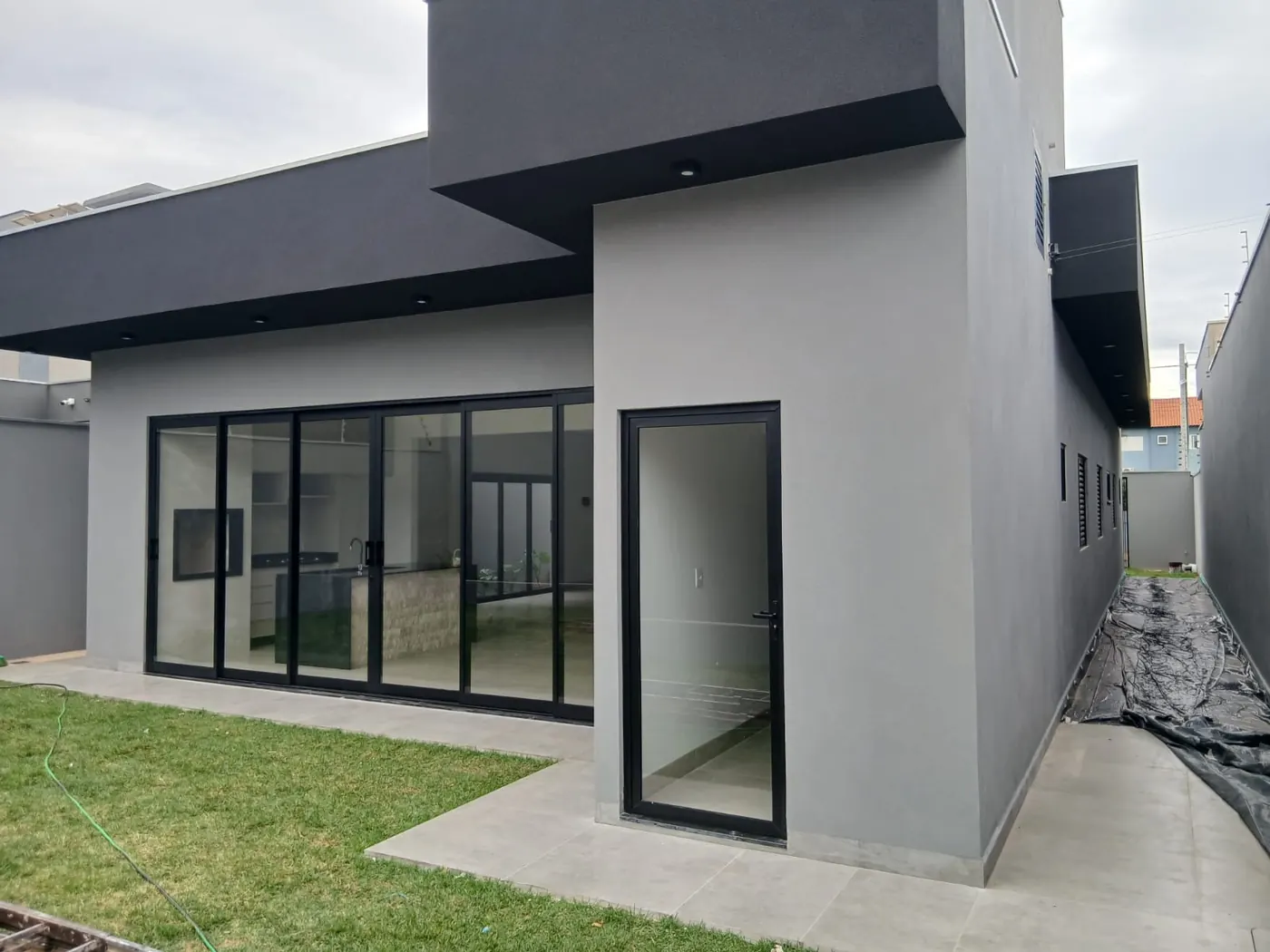 Fachada residencial com janelas de alumínio executada pela DouraVidros