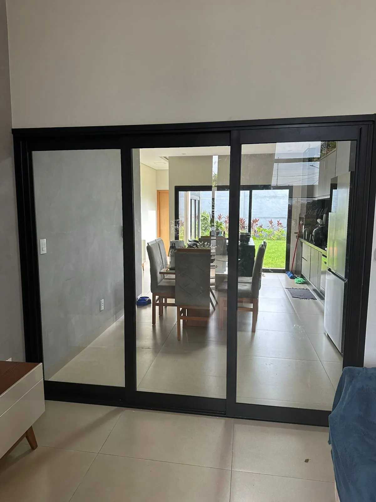 Porta de correr de alumínio integrando sala e varanda