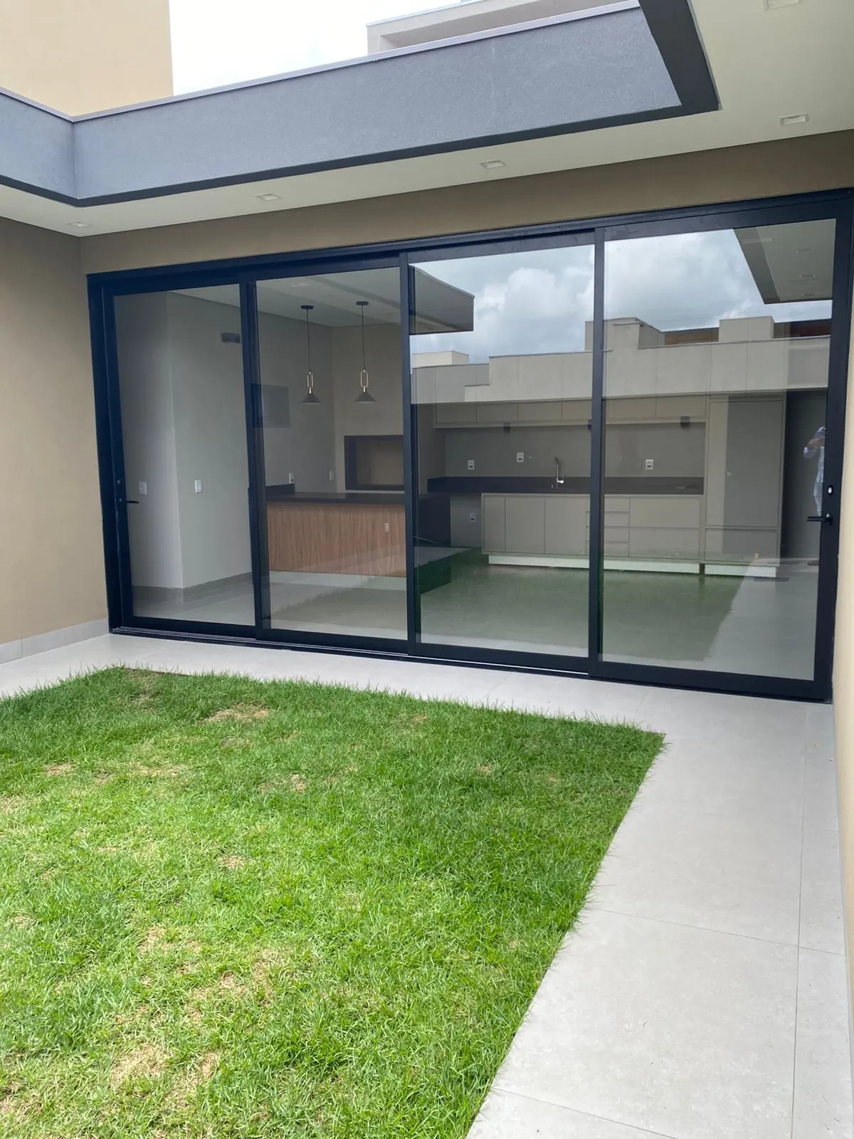Porta de correr de alumínio integrando sala e área externa