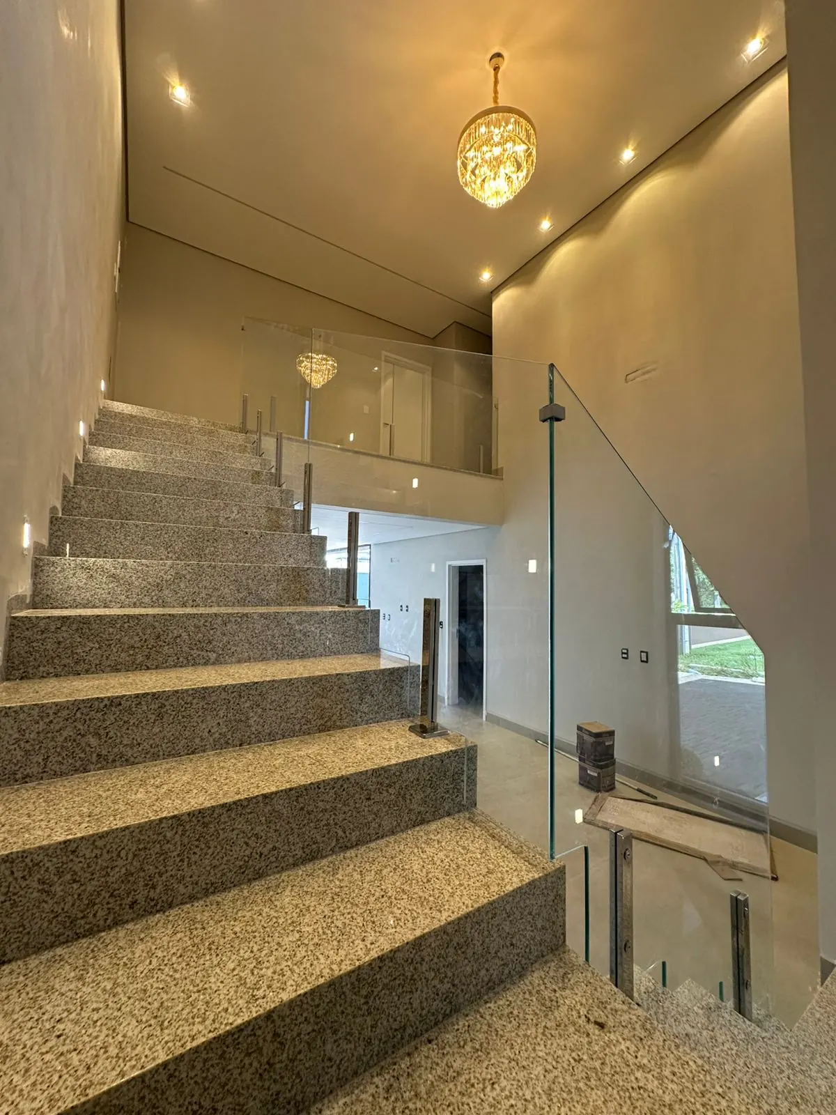 Guarda-corpo de vidro em escada residencial