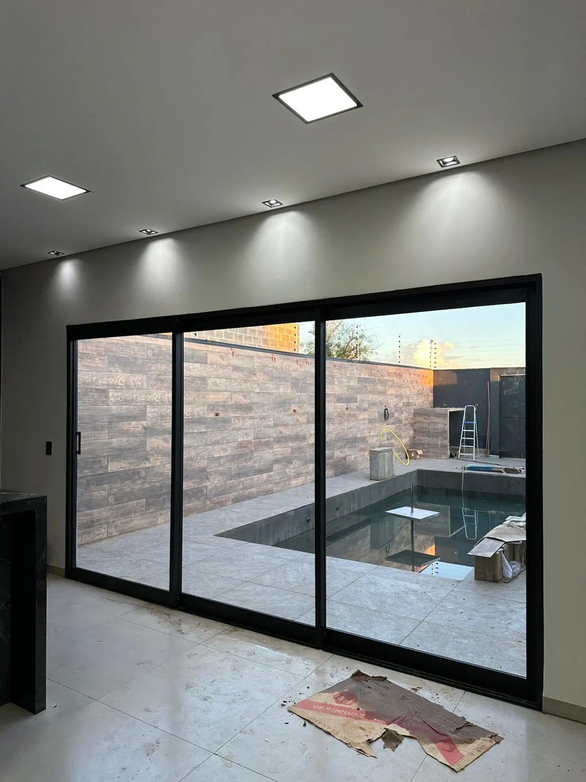 Ambiente com esquadria de alumínio voltada para a piscina